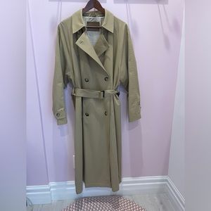 Voluminous trench coat with belt